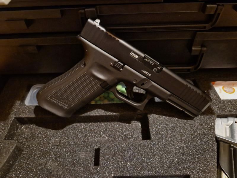 RAM-Kurzwaffen-Sammlung, Walther P99;   Glock 17 GEN5;   Colt Revolver 