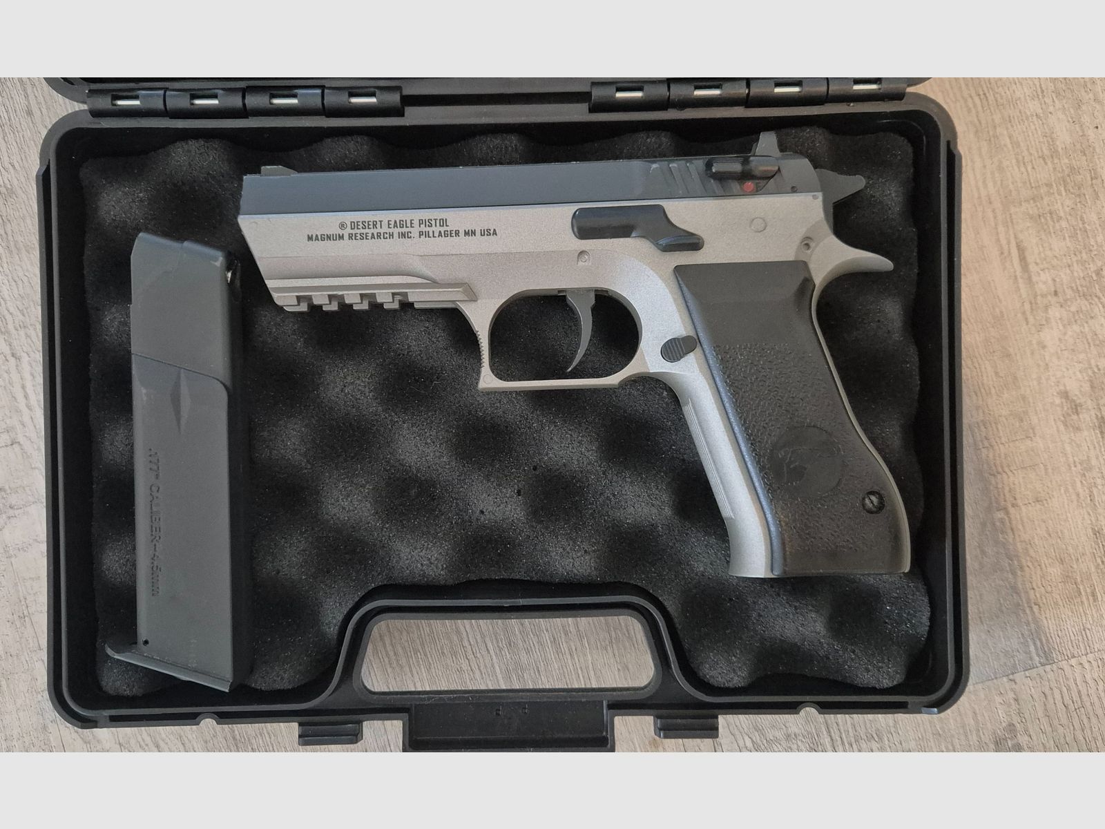 Magnum Research Desert Eagle, calibro 4,5 mm CO₂, immagine 3 di 5