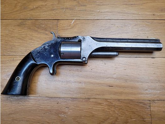 Mythical revolver Smith & Wesson N°2 – Old Model Army 1860 from 1869 – 32SWL rimfire in 5 inches – Tip-Up opening – Perfect mechanics and barrel – Original bluing at 60% – Single serial number – Icon of US weapon history – TBE