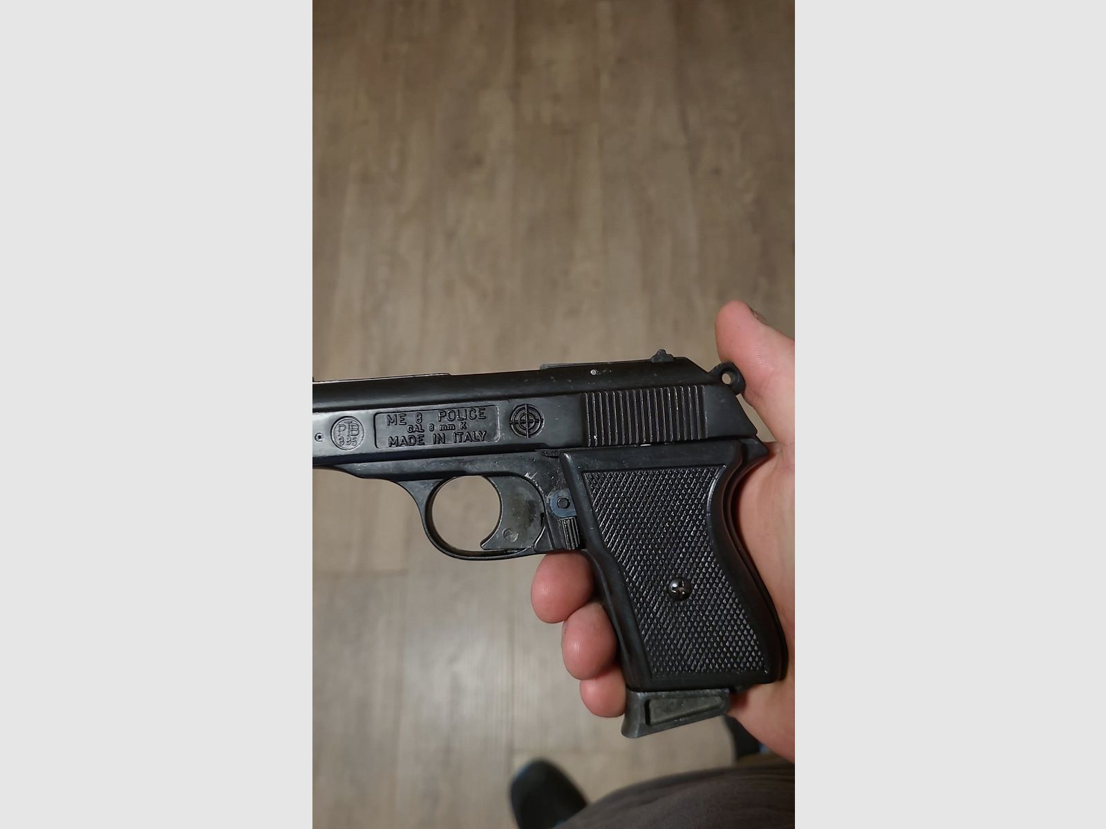 Verkaufen Me 8 Police 8mm k in sehr Guten zustand ( Preis VHB )