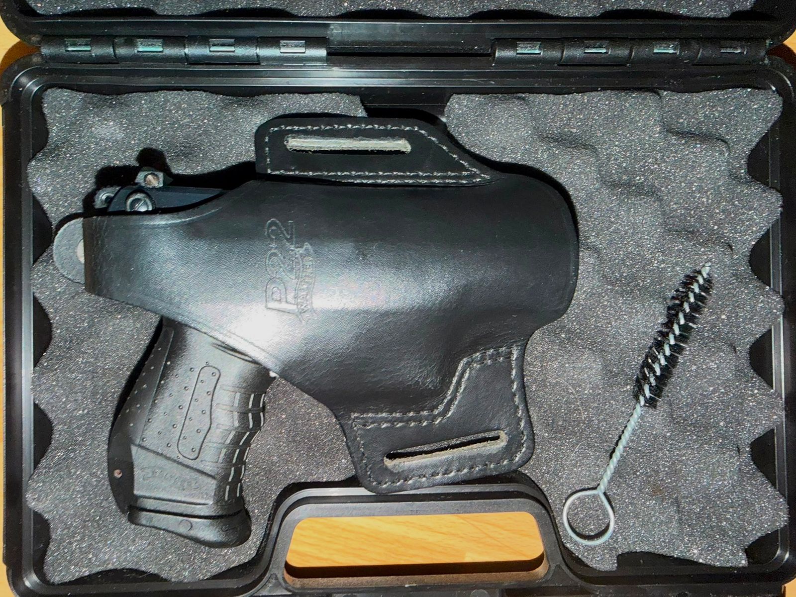 Walther P22 z nożem P22 i kaburą