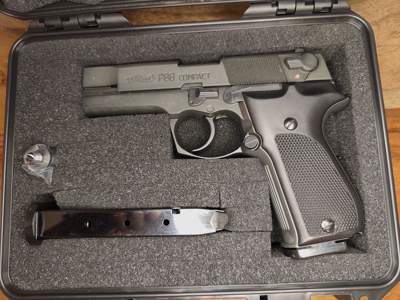 Walther P 88 Compact 9mm 2xMagazine black PTB 764 as new New Year's set 25xPyro effects + 50 shots ammunition P.A.K.