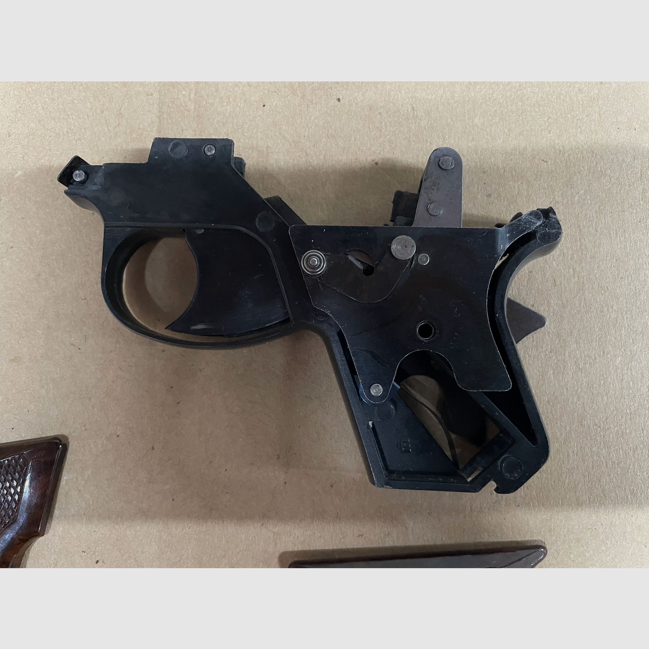 Magazine + Griffschalen + Ersatzteile Perfecta Schreckschusspistole