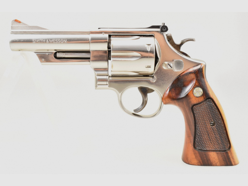 Vernickelter SMITH & WESSON Revolver Modell 29 mit 4" Lauf im Kaliber .44 Magnum