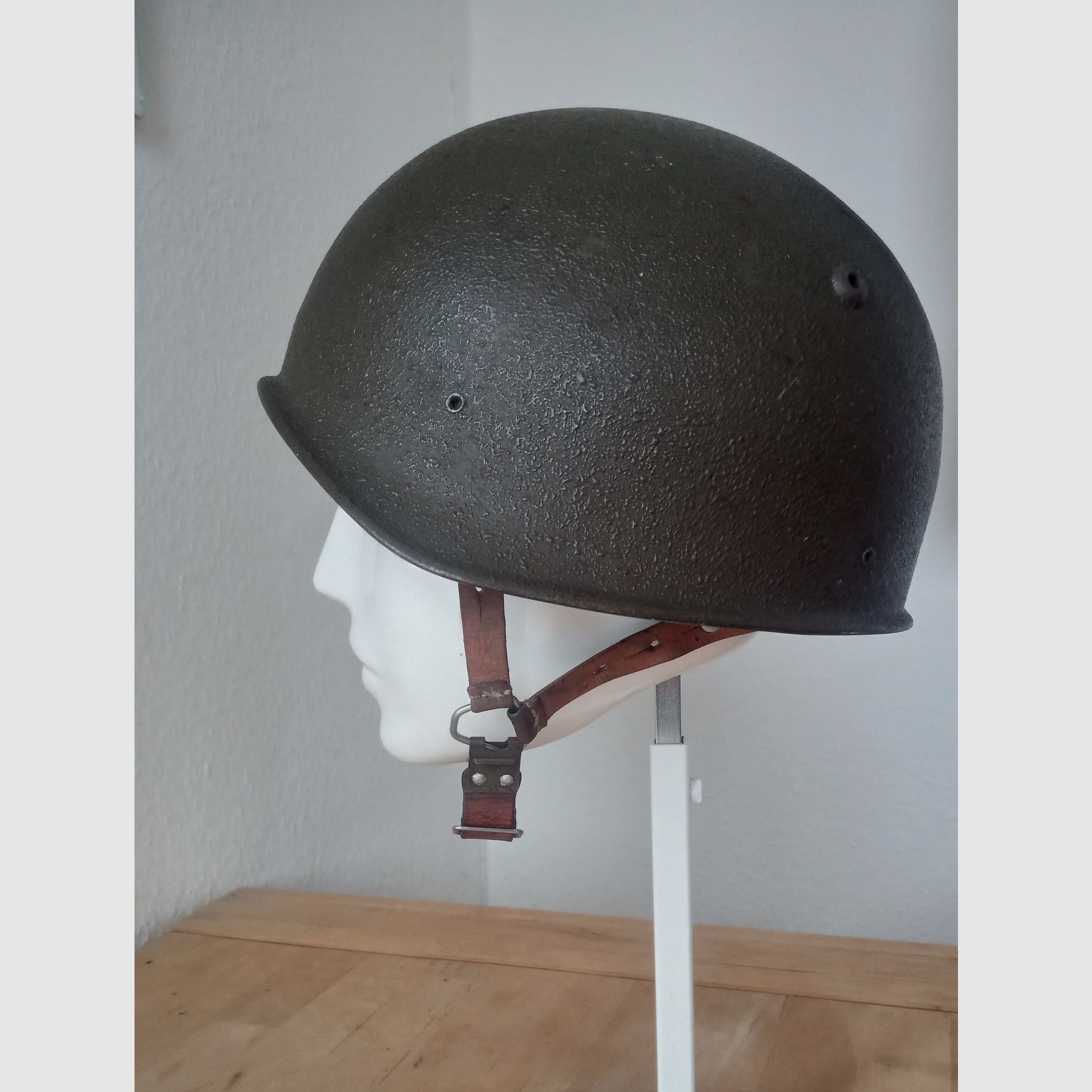 Stahlhelm der Schweizer Armee in kleiner Größe 55-56 / ideal für Zivilschutz / Swiss Made
