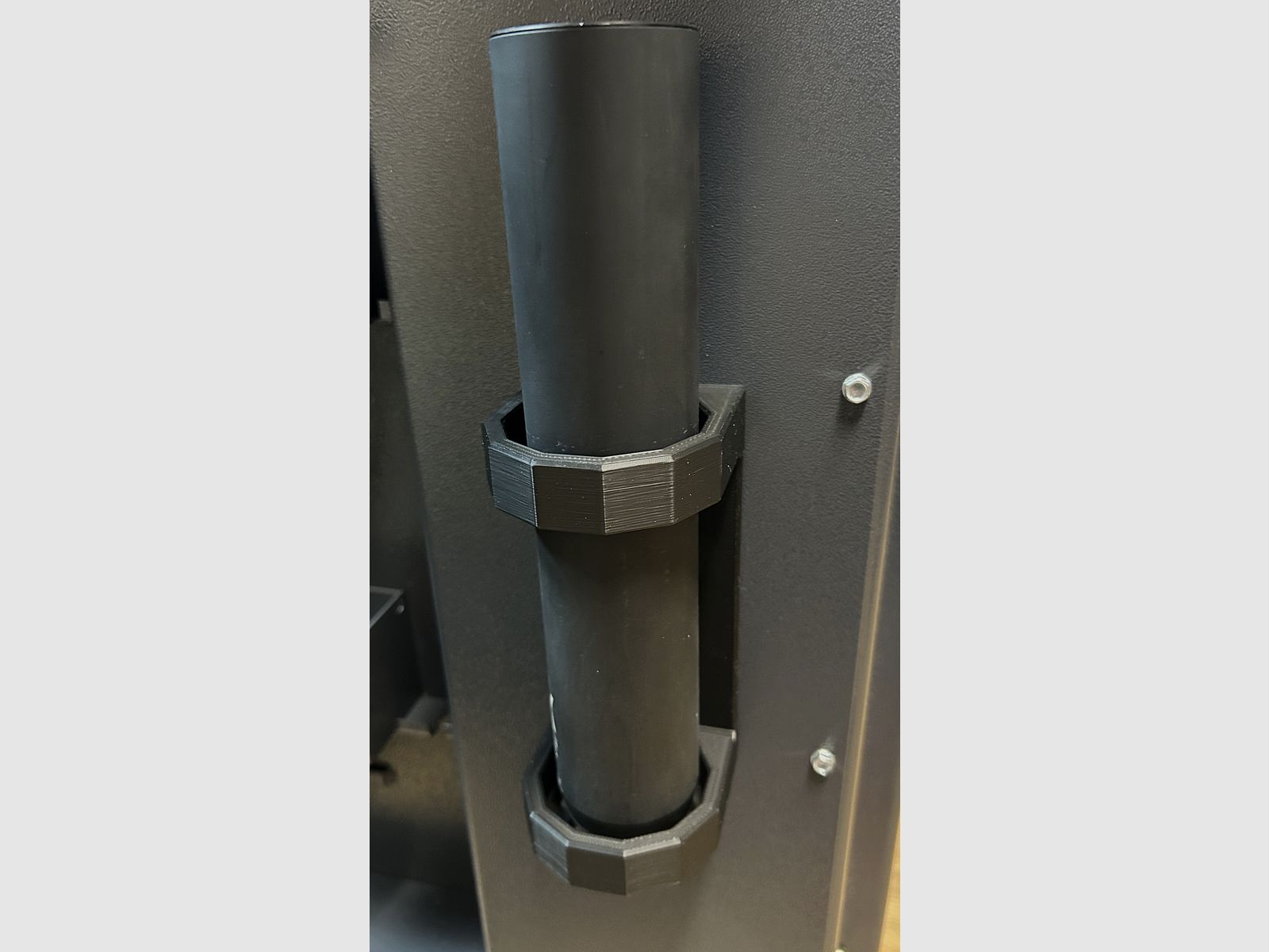 Magnetyczny uchwyt na tłumik do 56mm | Uchwyt na tłumik do szafy na broń