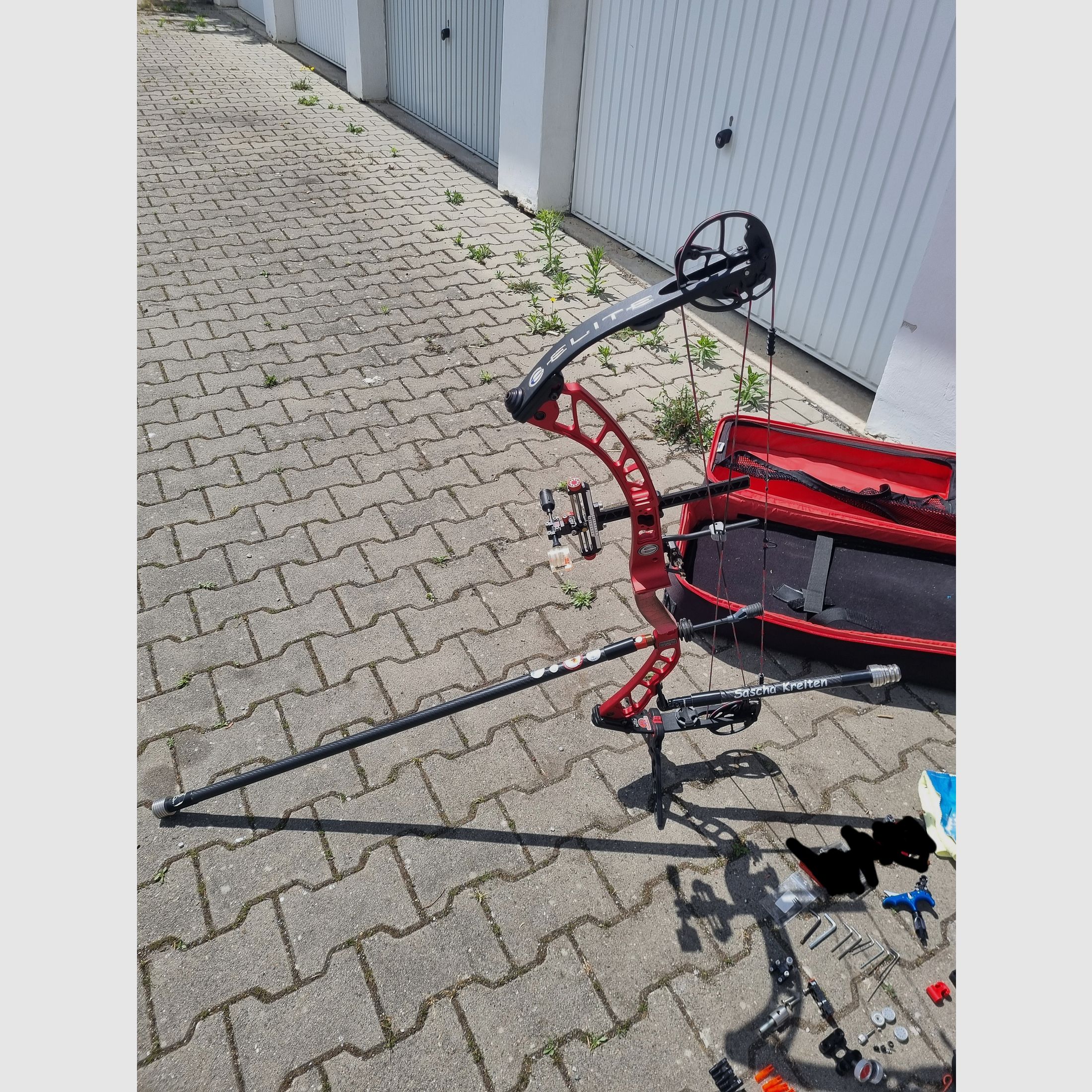 compound bow set, image 1 of 7