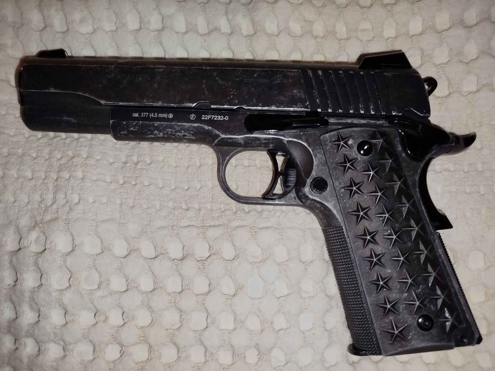 Sig Sauer 1911 WTP + 24 CO2 capsules + pellet trap + 90 targets + 2940 BBs