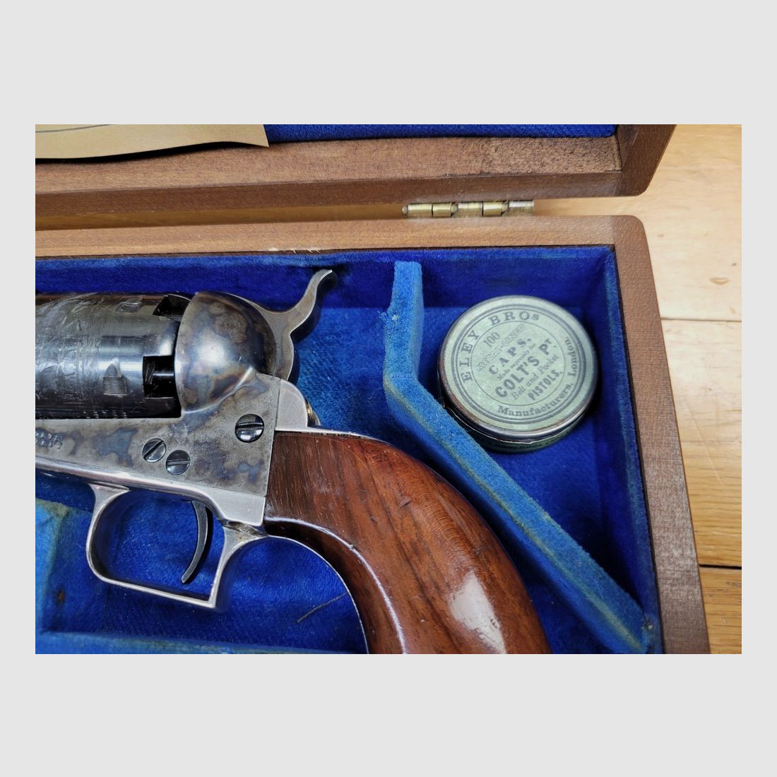 Sehr schöner Colt 1851 Navy – Colt 2. Generation in Typ II – Kal. .36 – Nie geschossen – Perfekte Brünierung – Alle Markierungen konform – Koffer mit allen originalen Zubehörteilen komplett – TBE +, Bild 28 von 29