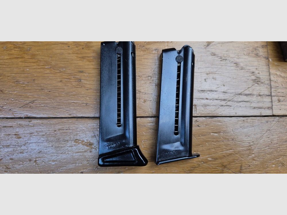 Très beau et rare Walther PPK de fabrication Manurhin sur licence exclusive Walther – Calibre 22LR (très peu courant) – Splendide bronzage – Probable arme d&rsquo;entrainement de Police – 2 chargeurs 10 coups dont un avec extension d&rsquo;auriculaire – Sûreté decocking – Canon miroir – Étui marqué de la Police de Bavière – Anneau de dragonne – État quasi neuf ! TBE+++, image 24 sur 30