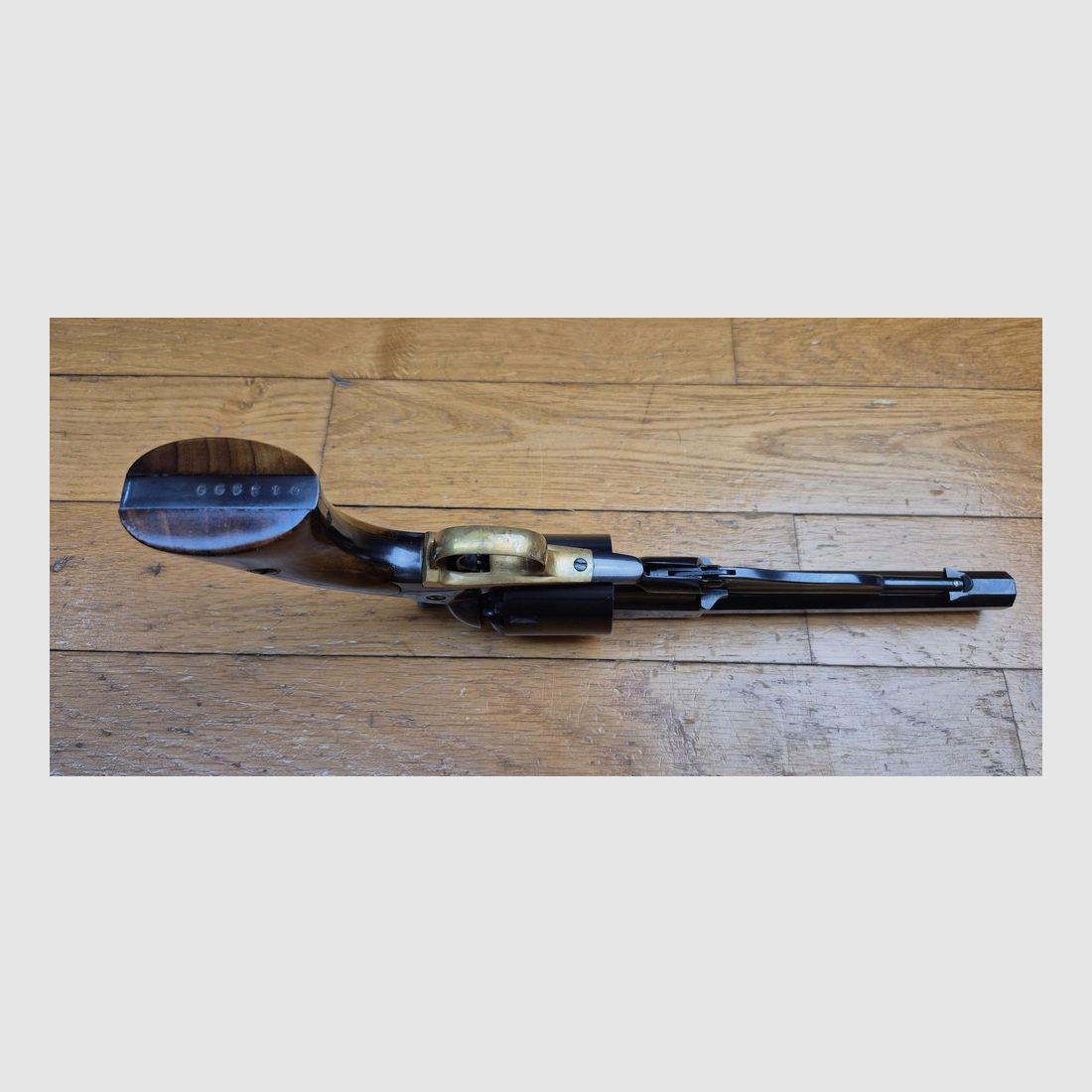 Schöner Revolver Remington 1858 New Model Navy — Kal.36 PN — Italienische Kopie Armi San Marco — Waffe von 1975 in hervorragender Verarbeitung — Brünierung zu 99,9% — Jaspage noch gut vorhanden — Schöne Nussbaum-Griffschalen — Exzellente Mechanik — Spiegelkanal — TBE/TBE+, Bild 9 von 24