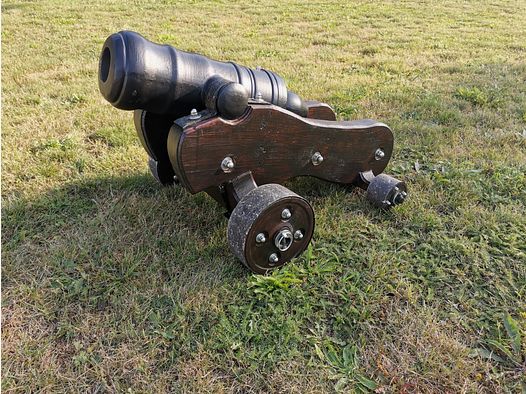 Duża armata hukowa kal. 75 mm w tym nowa broń do strzelania z lufy przedniej