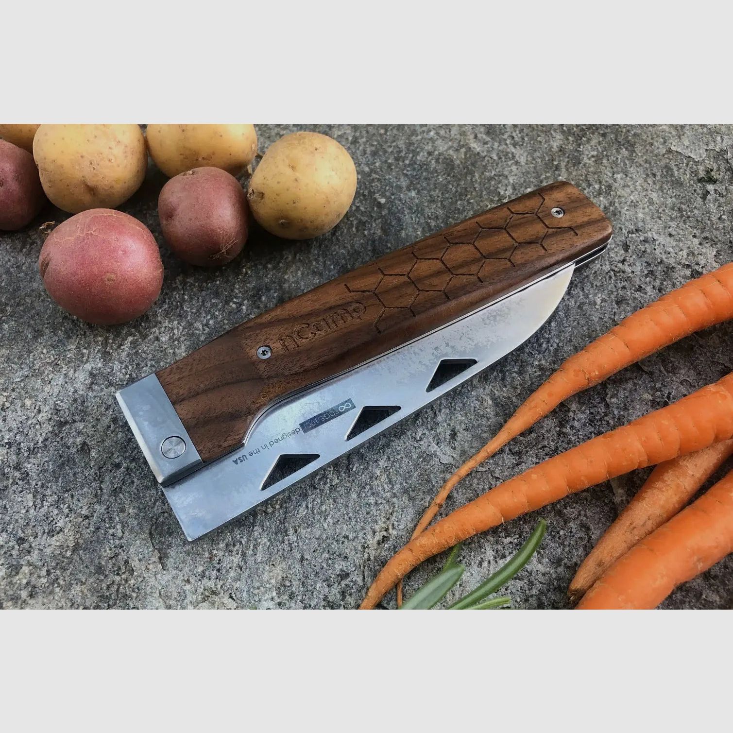 nCamp Elite Couteau de Préparation Alimentaire de Style Santoku (Lame en Damas/Poignée en Noyer) avec Étui en Cuir