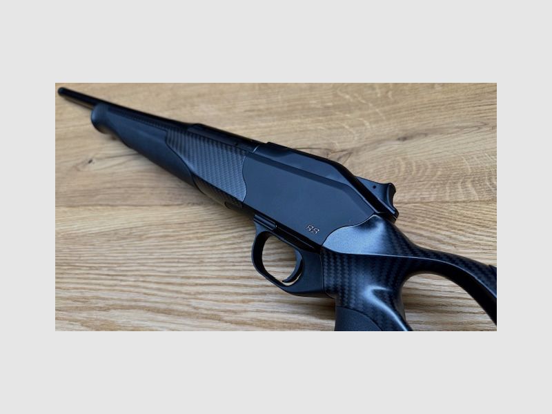 Blaser R8 Carbon / Elastomer / Atzl-Abzug / gekürzter Lauf / Mündungsgewinde / Logo schwarz glänzend / Vorderschaftabschluss carboniert
