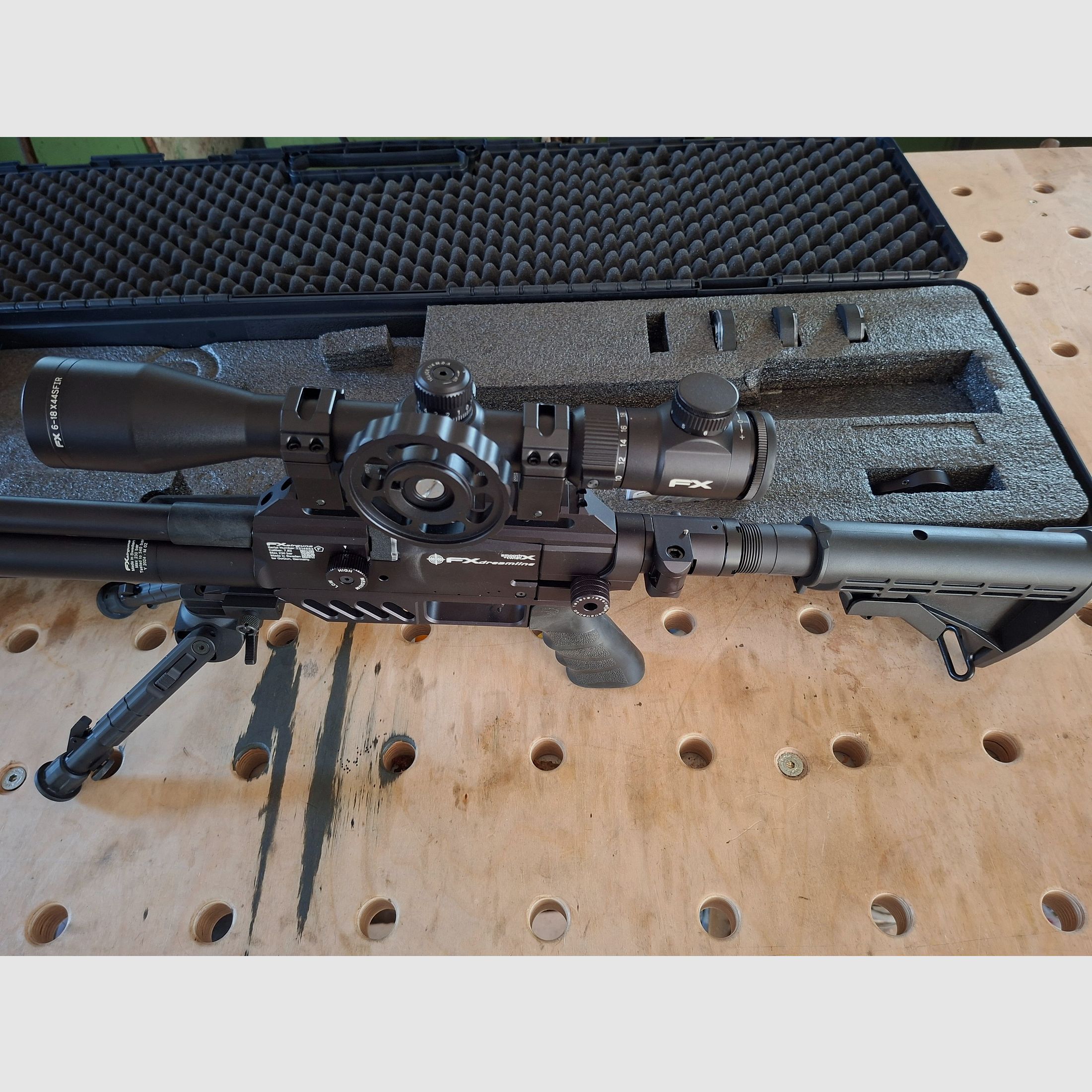 FX Dreamline Tactical with folding stock - Cal. 7.62 mm and lots of accessories.