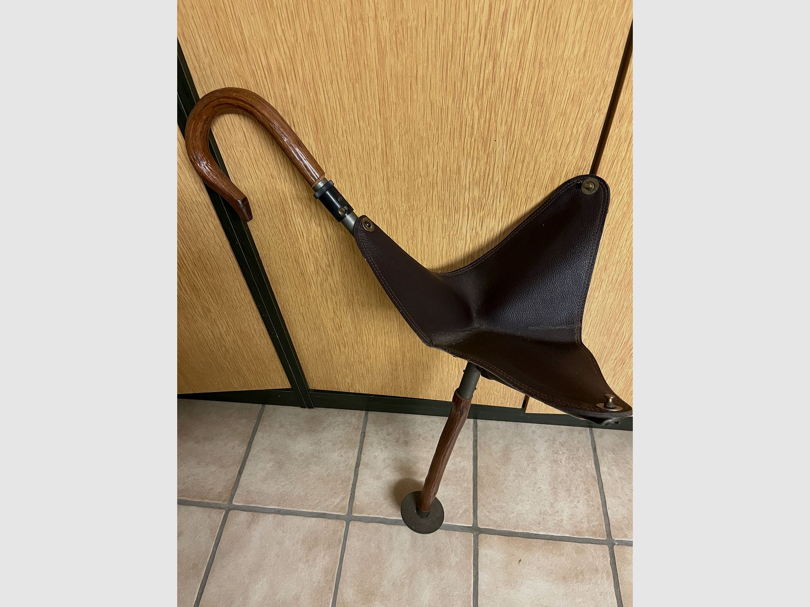 Sitzstock mit elegantem gebogenem Holzgriff