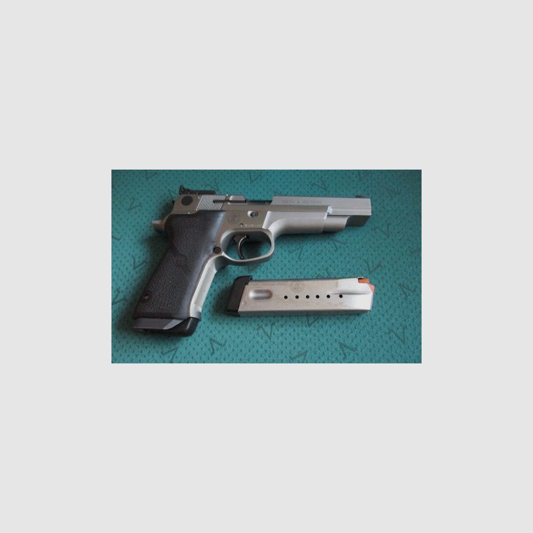 Pistola de deporte Smith & Wesson Target Champion 9mm Luger con cargador de repuesto