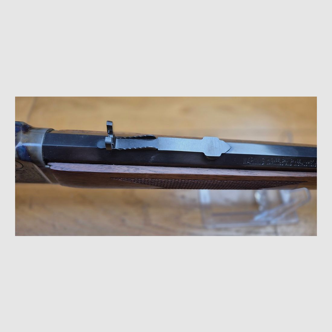 Außergewöhnliche Unterhebelrepetierbüchse Marlin Modell 1894 S – Seltene Gedenkserie „1894 CENTURY LIMITED“ – Exemplar 2.152 von nur 2.500 produzierten – Waffe von 1994 – Stempel ‚JM‘ für Marlin von Marlin – Kal. .44-40WCF – 9+1 Schuss – Nussbaumholz von höchster Qualität – Traumhafte Mechanik – Lauf von 62 cm mit Micro-Grooves – Originalbox in TBE und Dokumente – Außergewöhnliches Stück in neuwertigem Zustand – TBE+++, Bild 21 von 40