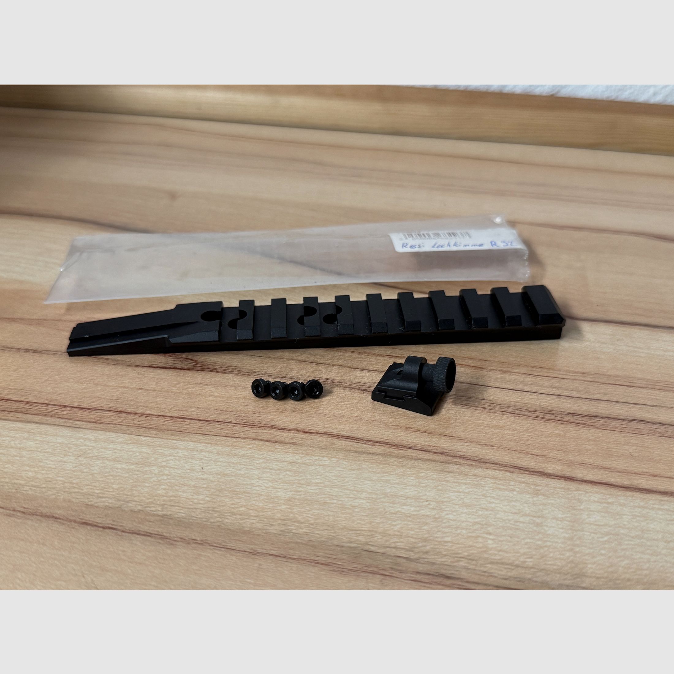NIEUW! Gatachtervizier + Picatinny rail Rossi R92 Picatinny rail, afbeelding 1 van 3