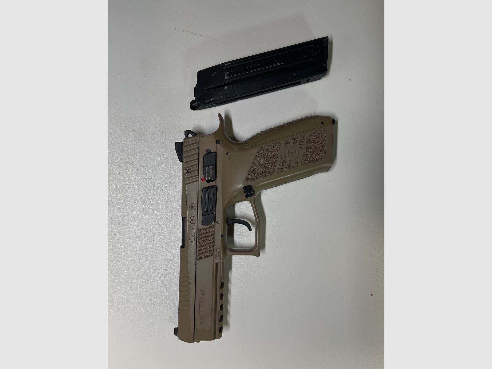 CZ P-09 Duty deslizamiento de metal CO2 usado Fabricado en República Checa