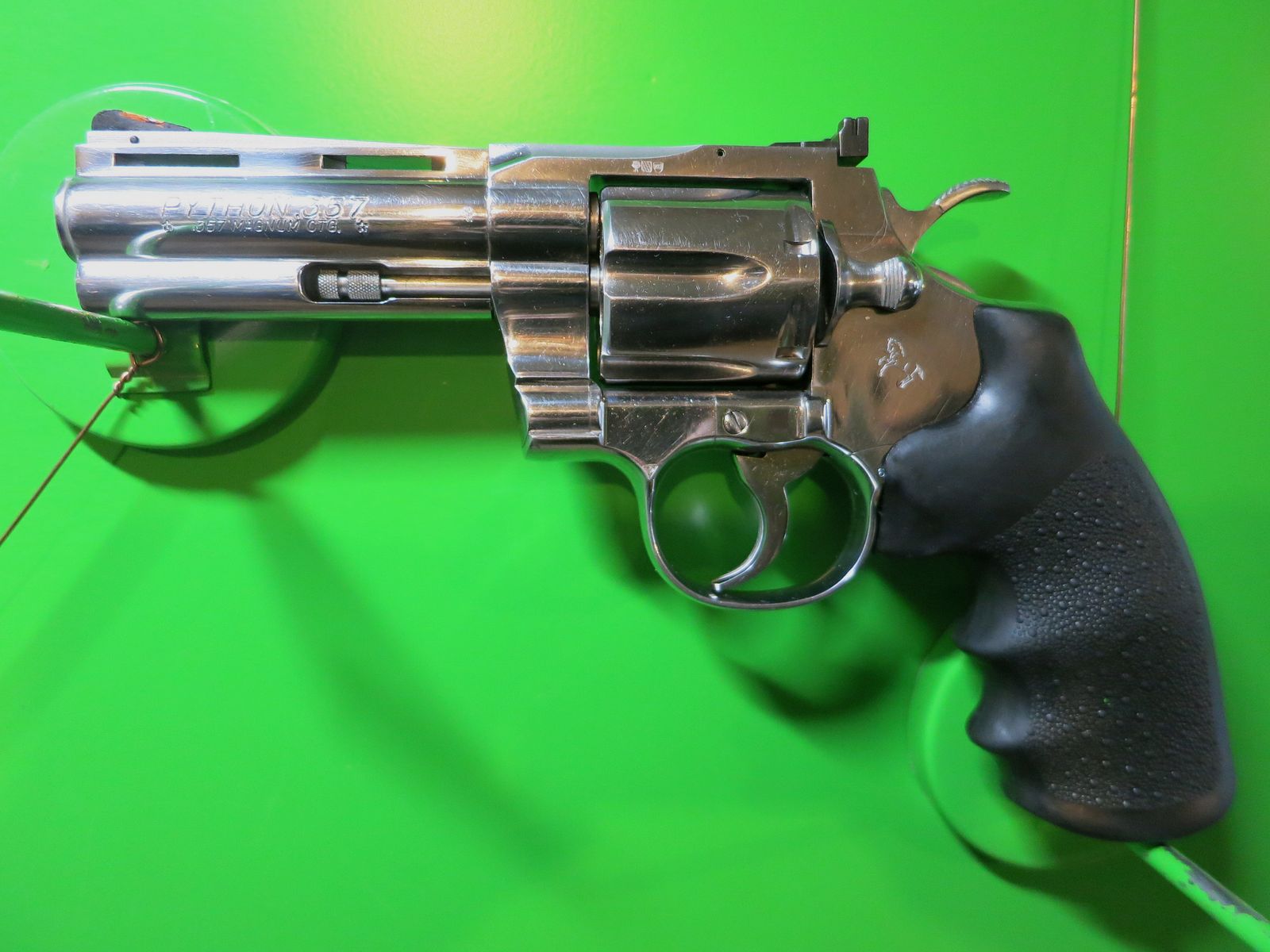 Revolver COLT PYTHON, Acier inoxydable (polie miroir), .357 Magnum, canon de 4", poignée de sport en caoutchouc #25-