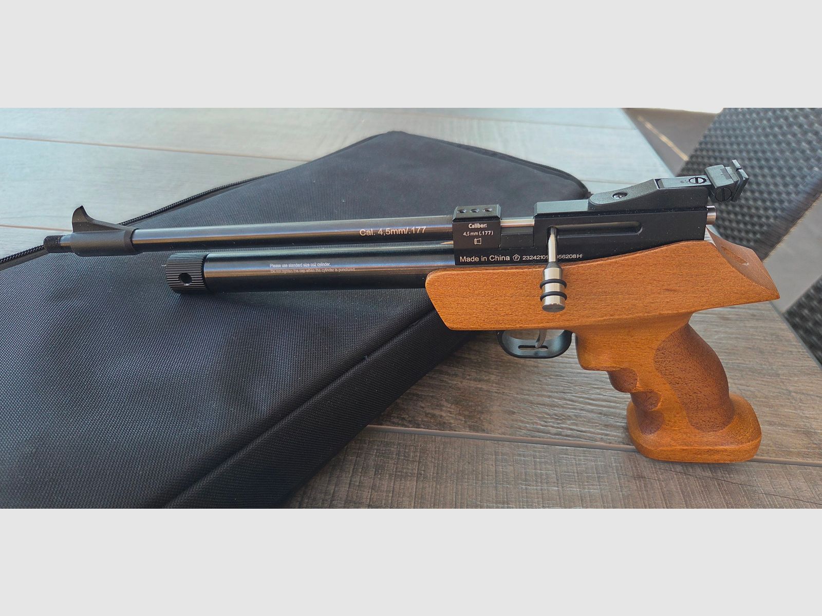 Diana Chaser CO² air pistol with 42 pcs. 12g cartridges