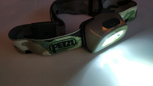 Petzl Tactikka + Camo Kopflampe