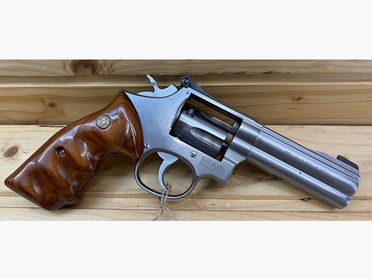 Smith & Wesson Mod. 617 .22 l.r. Drewniane uchwyty .22lr