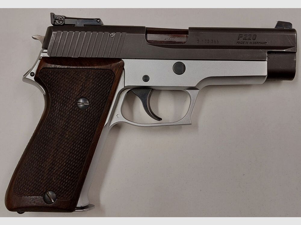 SIG SAUER DEFEKT Halbautom. Pistole SIG SAUER P220 Bicolor Schwarz/Silber im Kaliber .45ACP