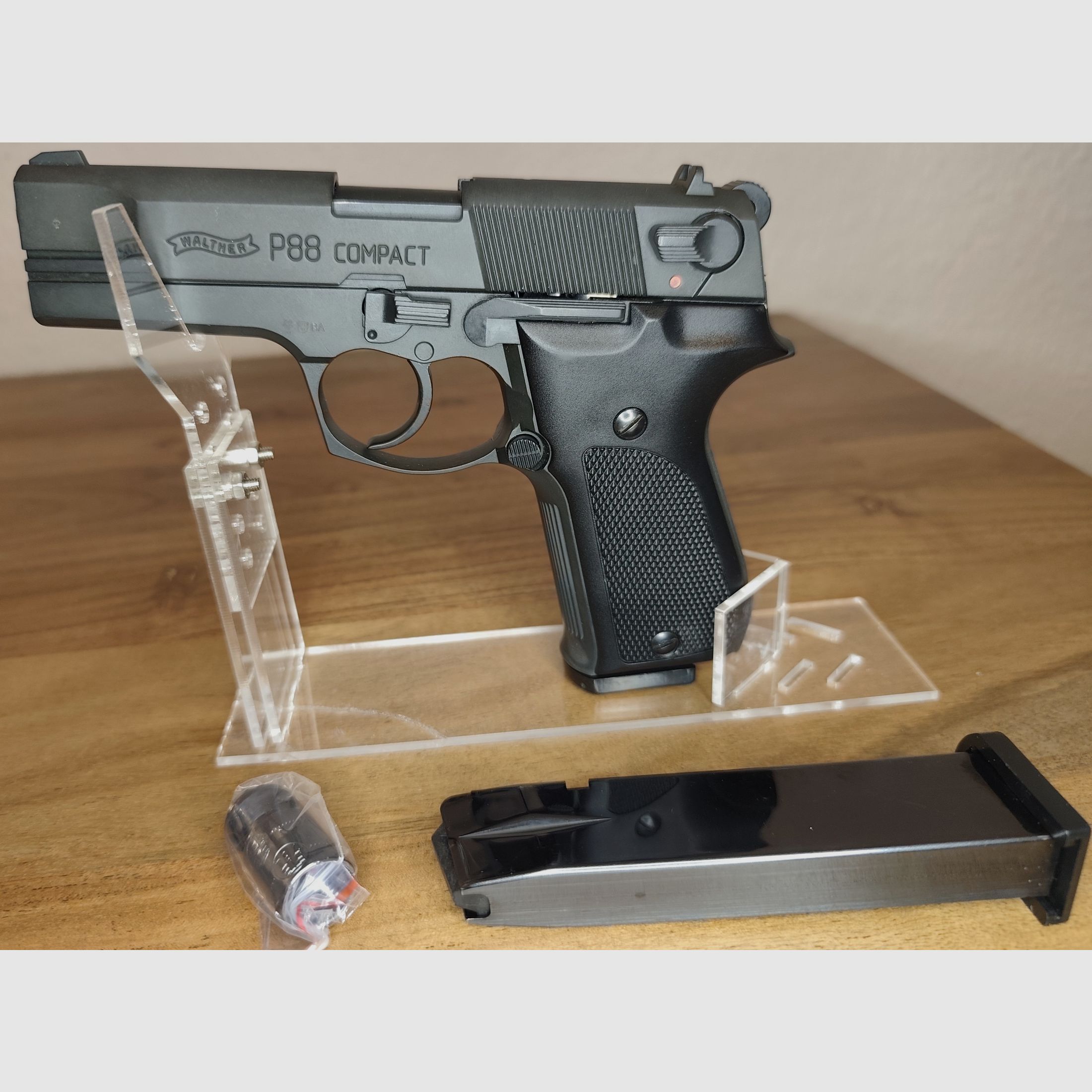 Walther P 88 Compact 9mm 2xMagazin schwarz PTB 764 Neuwertig Silvester-Set 25xPyro Effekte+50 Schuss Munition P.A.K.