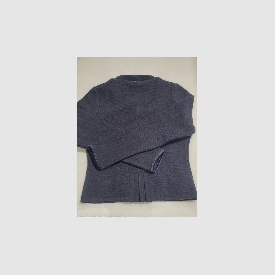 Cardigan pour femme en laine mérinos avec col montant en velours et basque en marine, image 2 sur 2