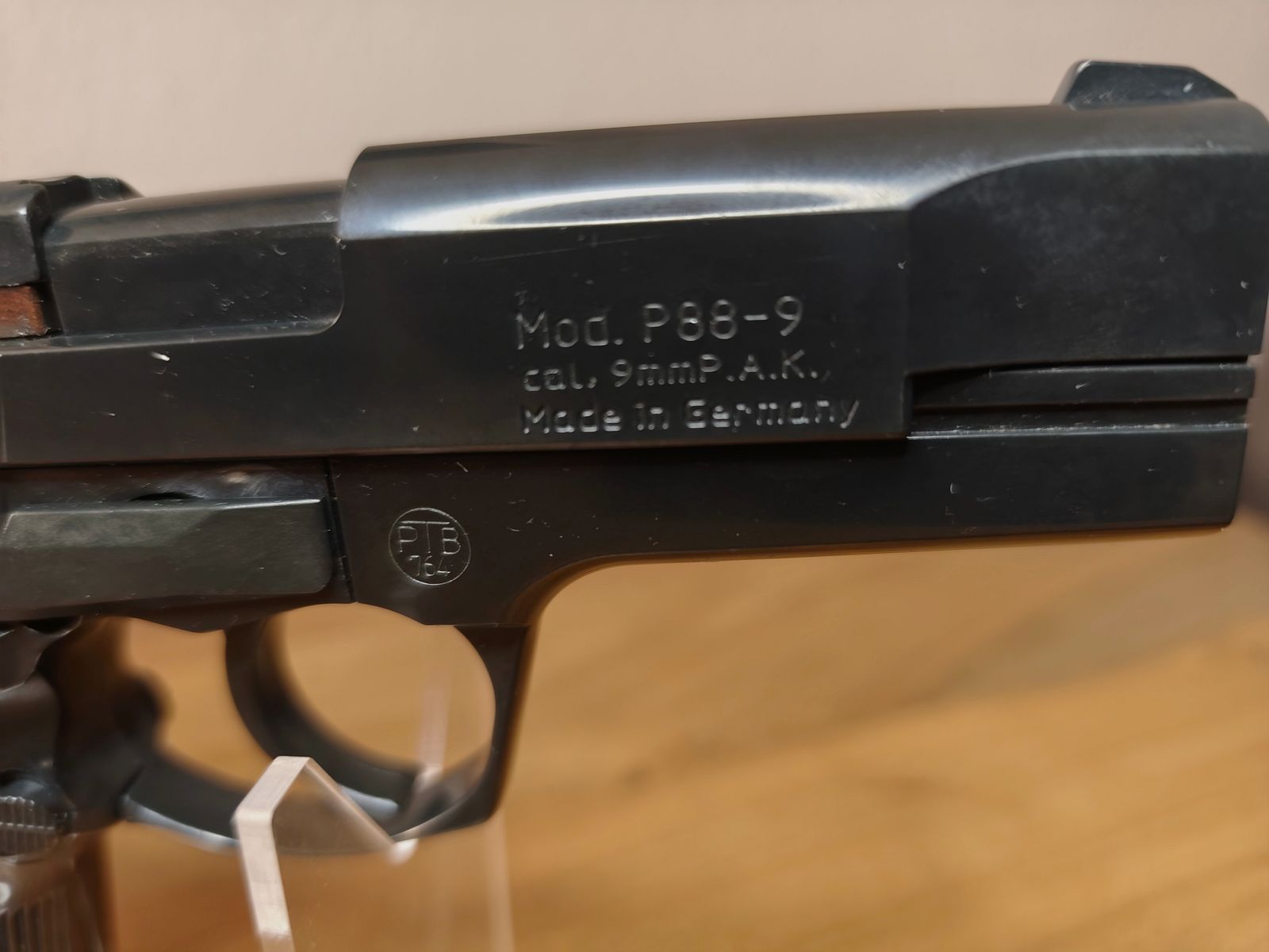 Walther P 88 Compact altes Model Goldschrift PTB 764 schwarz mit Munition