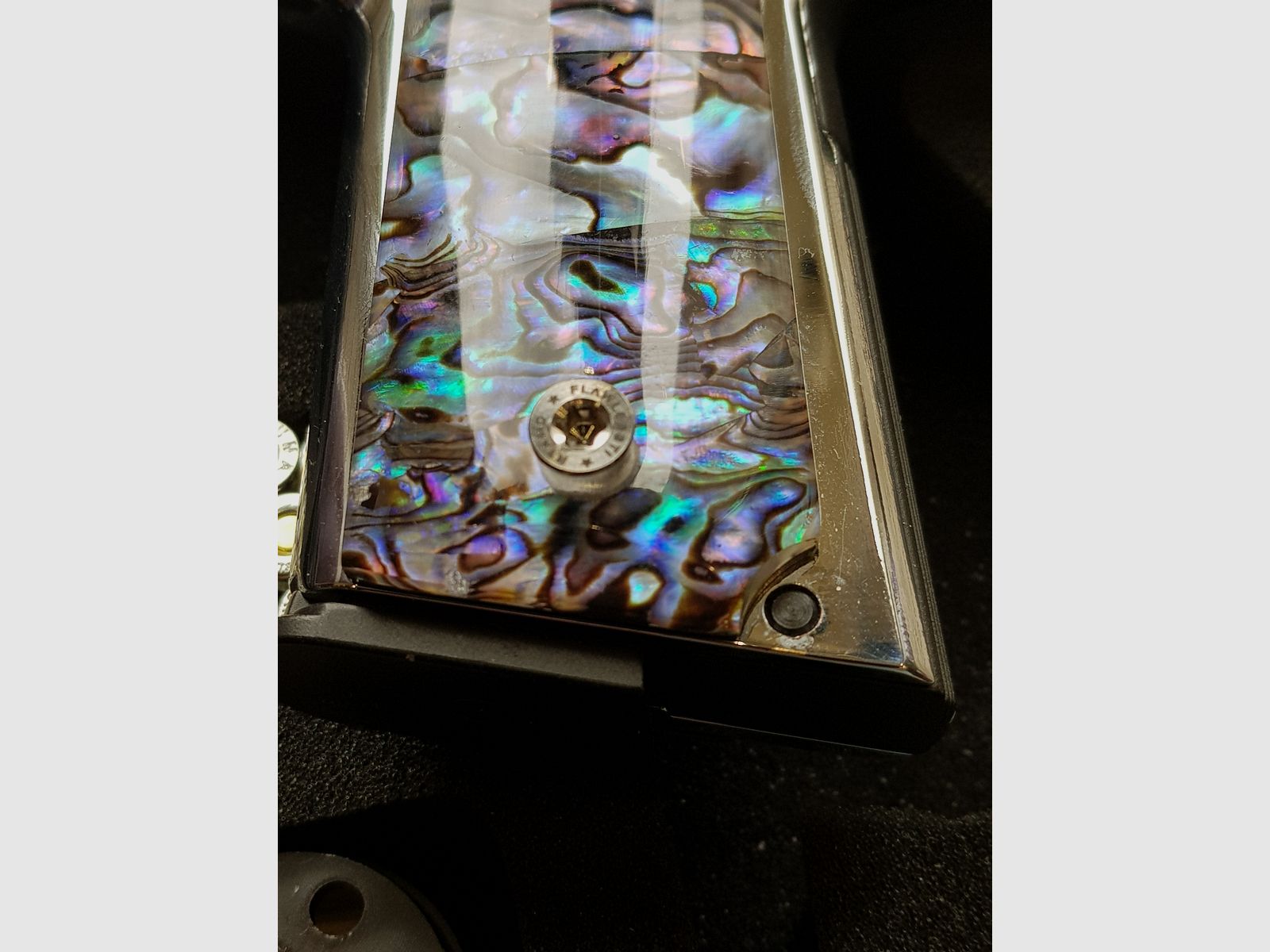 Vitrinen Stück zu verkaufen: Colt 1911 in Chrom