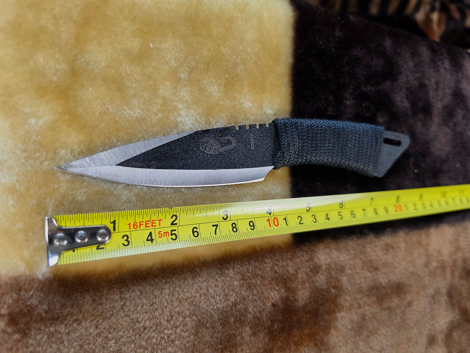 Tactisch survival- & outdoormes (zwart) met paracord-wikkeling & schorpioen-gravure, afbeelding 2 van 4