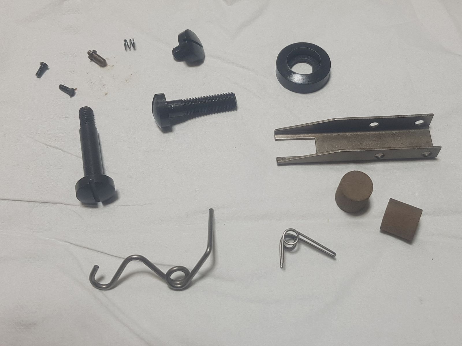 Vervangingsonderdelen Haenel IV/M Onderhevel Luchtgeweer 4M of IV M Trekker Trekkerstang Veerinstallatie Schroef Trekkerhaak Veer per stukprijs