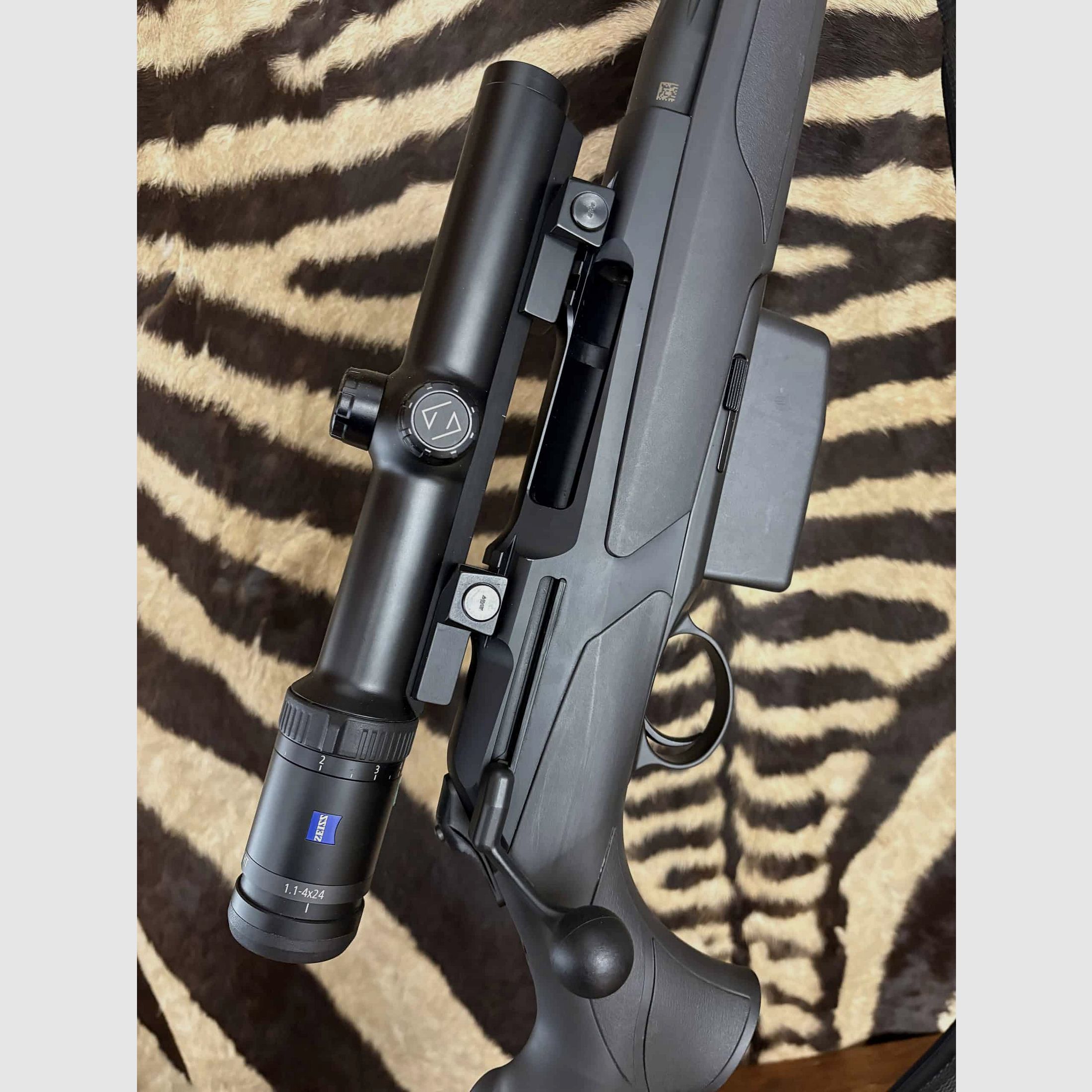 Büchse Merkel RX Helix Explorer Kal.9.3×62 – ca.45cm – Zeiss 1.1-4×24 – Schalldämpfer – 2 Magazine, Bild 9 von 10