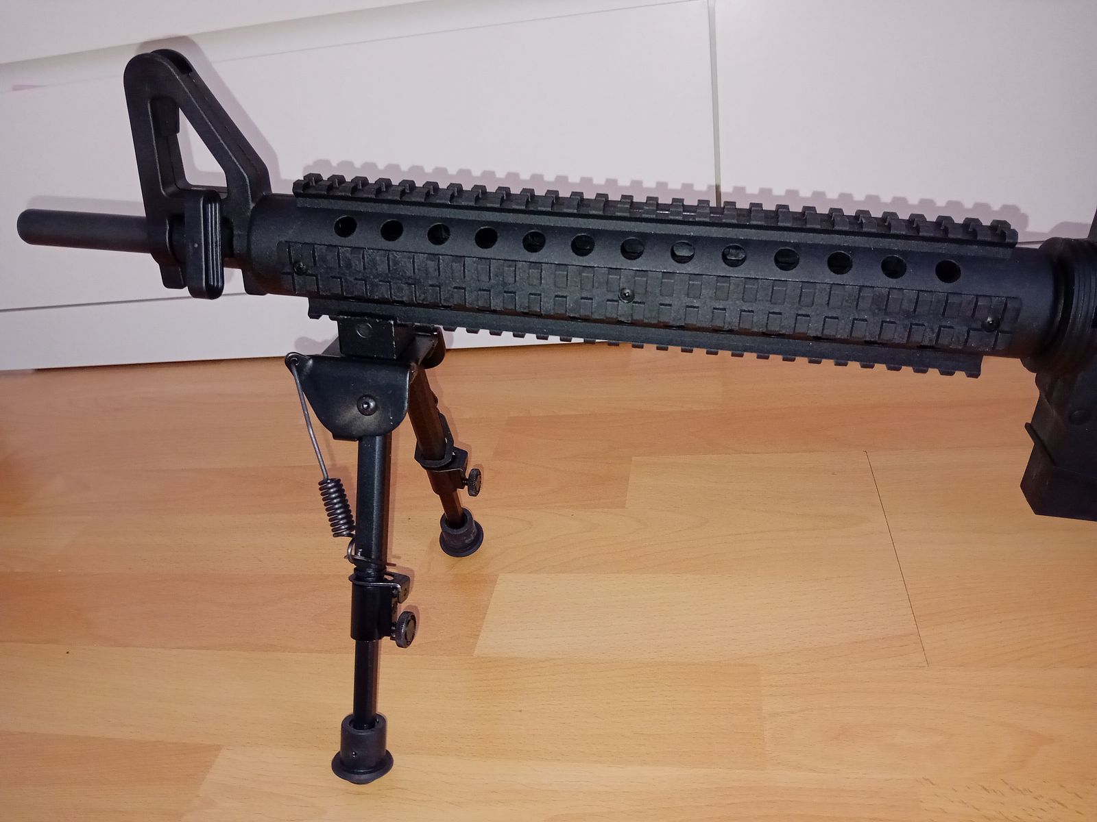 Mossberg zelfladende geweer International 715t .22lr (16.25") inclusief 3 magazijnen en rode punt vizier Falke II NV