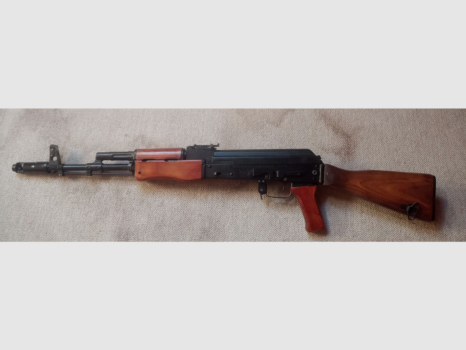 Madera de AK ruso con adaptador para rifle de CO2 Yunker en aspecto de culata fija AK74
