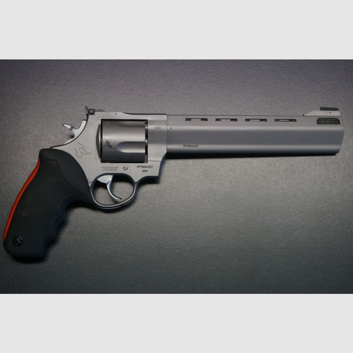 Taurus Raging Bull, Bild 1 von 6