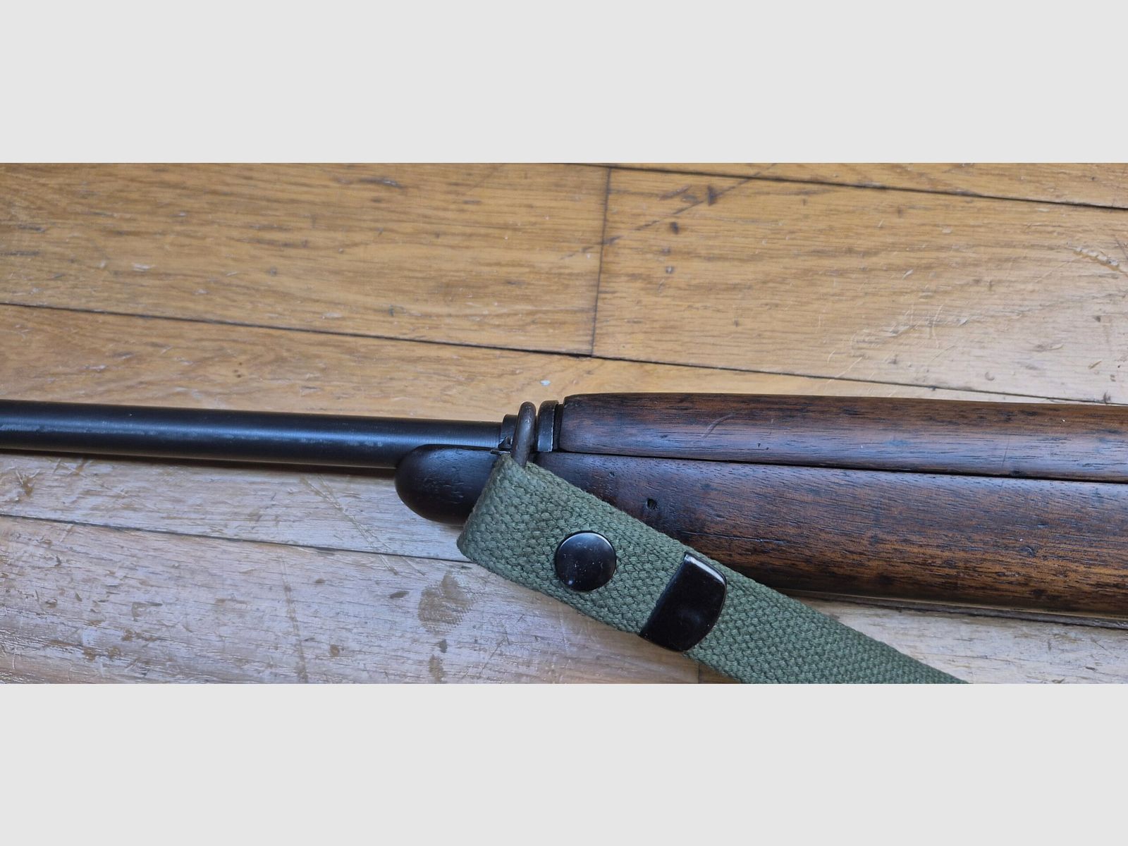 Gute USM1 Repetierbüchse umgebaut auf Semi-Auto – Kaliber .30 M1 original – Herstellung INLAND – Ohne Bajonettanschluss für einen Typ 2. Weltkrieg – Zweiter 10-Schuss-Magazin inklusive – Gewehrriemen – Sehr guter mechanischer und ästhetischer Zustand – Eine der unterhaltsamsten Büchsen am Stand! – TBE, Bild 27 von 30