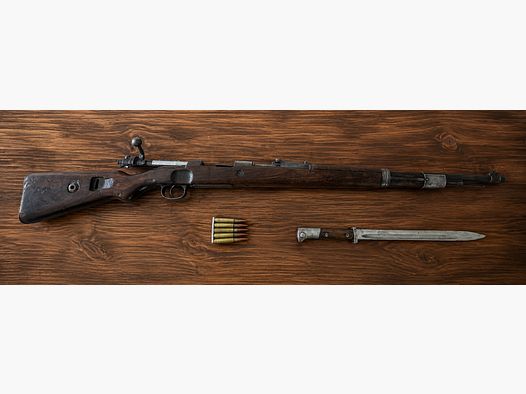 Originaler deaktivierter k 98 k Dekokarabiner mit Bajonett und Deko Munition