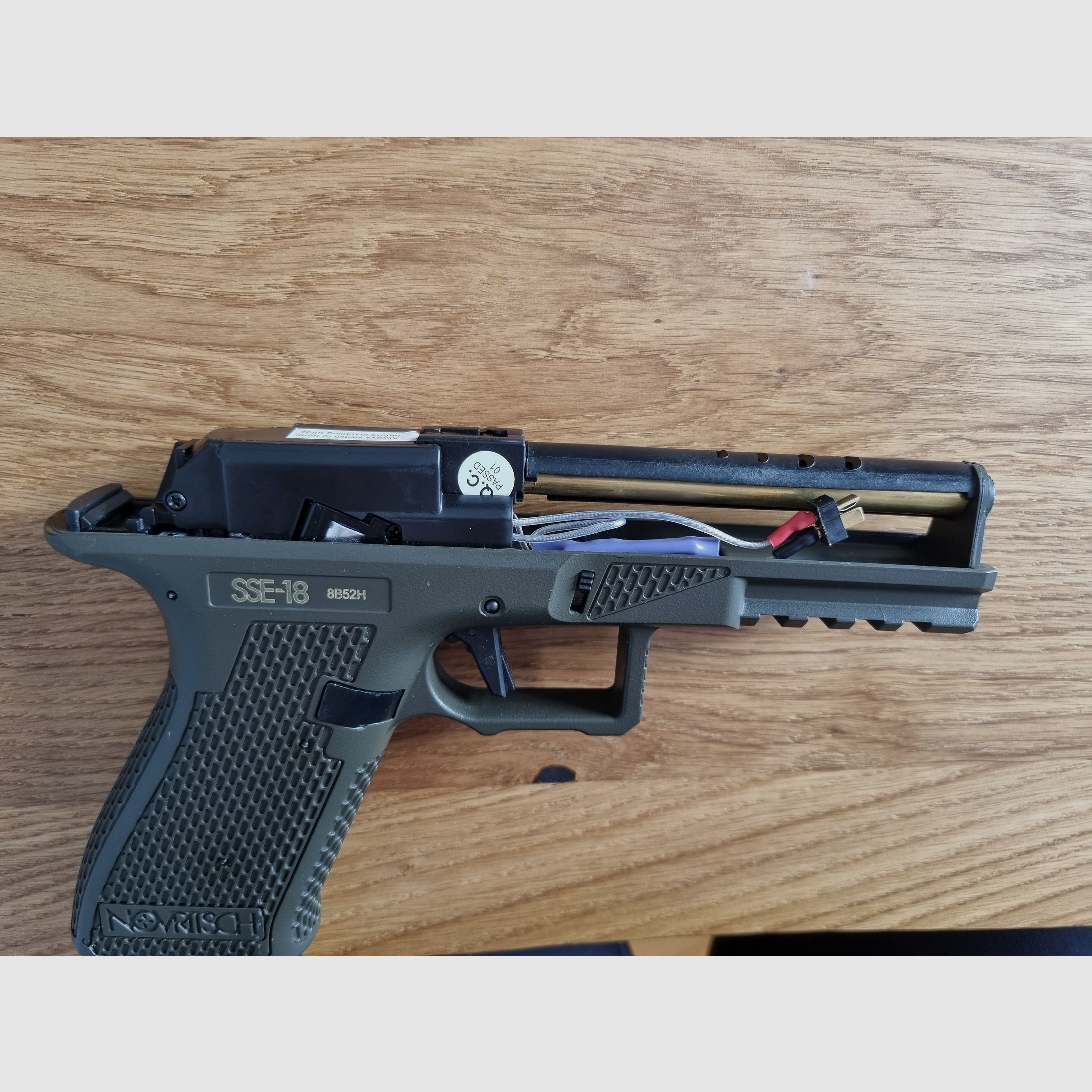 Airsoft AEP Novritsch SSE18 oliv mit Magazintrichter
