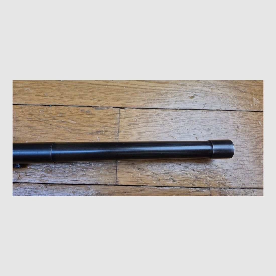 Sehr schöner Luger Artillerie P08 – Lauf 8 Zoll (20 cm !) – Seltene Waffe von 1914 aus der Fabrik von Erfurt (nur 25.000 Exemplare!) – Vollständig monomatrikulierend (außer das Magazin, das ist aus der Zeit) – Kal. 9×19 – Verstellbare Visierung des ersten Typs – Ästhetischer Zustand Premium – Guter Lauf – Originalbrünierung zu 95% – Sehr schöne Mechanik – TBE, Bild 17 von 30