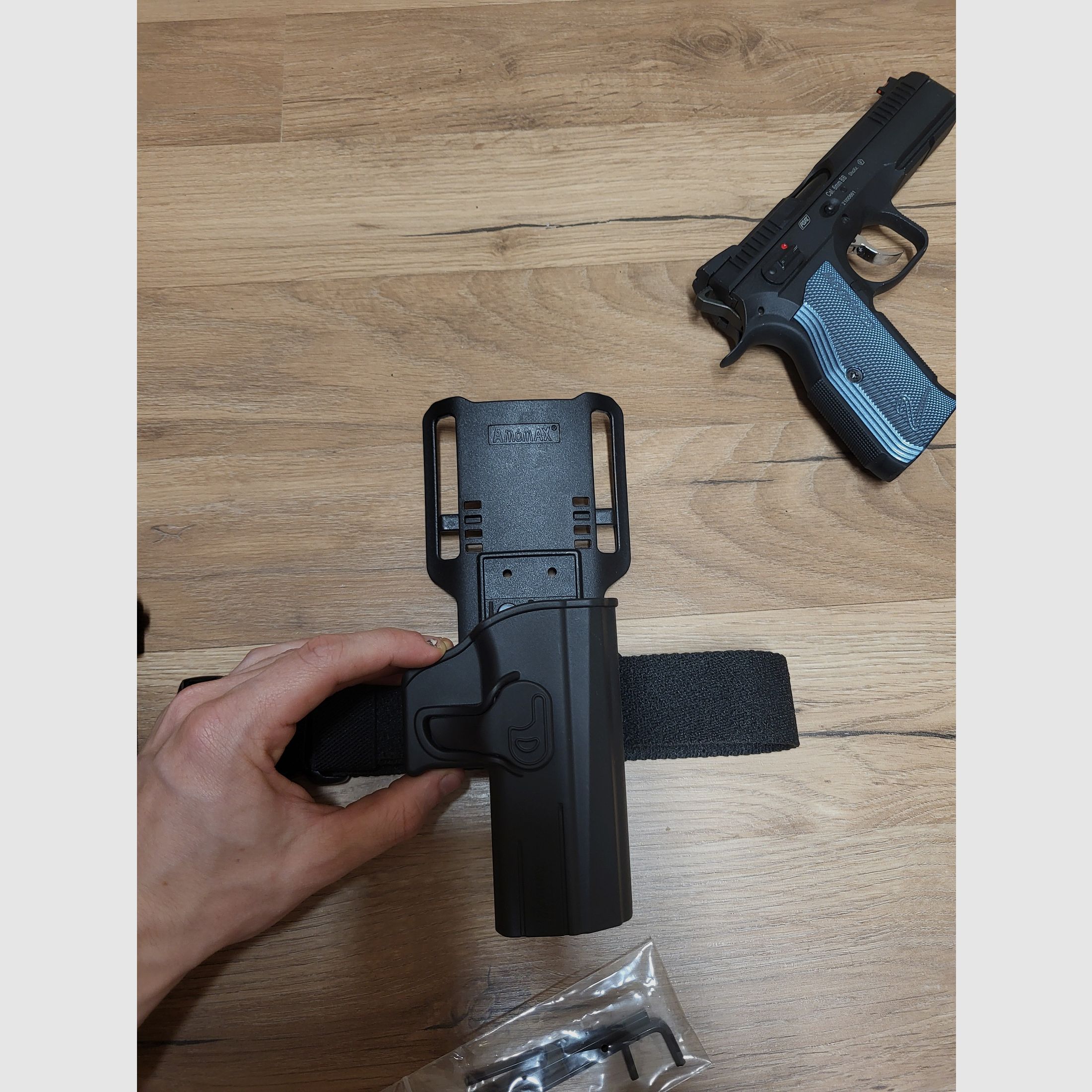 ASG CZ SHADOW 2 GBB AIRSOFT BUNDLE 4 chargeurs, 3 bouteilles de gaz Airsoft, 8000 billes, holster, 2 pochettes de chargeurs, ceinture Amomax peu utilisée