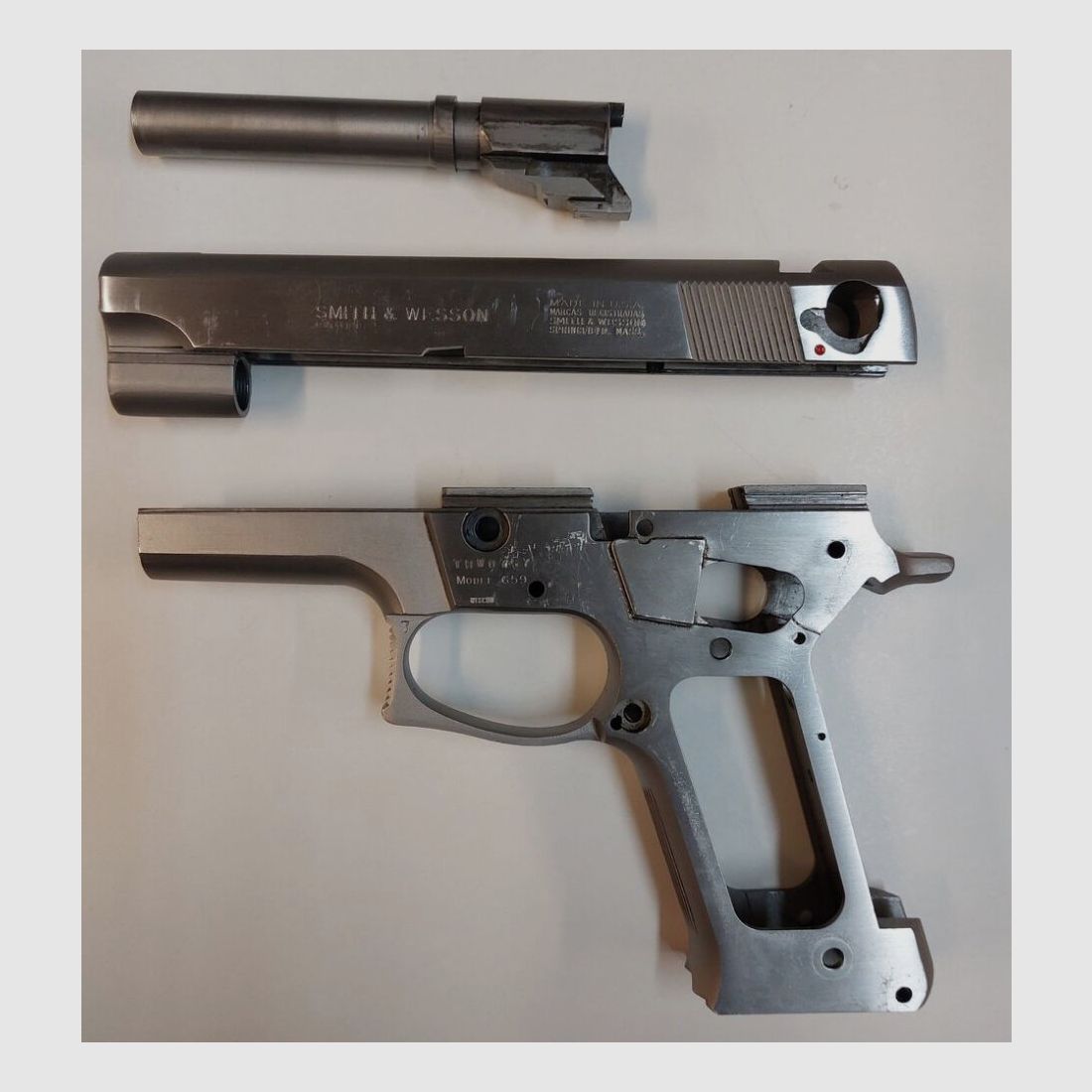 Pistola defectuosa Smith & Wesson Mod.659 en calibre 9x19 (Compuesta por cañón, cierre, empuñadura)
