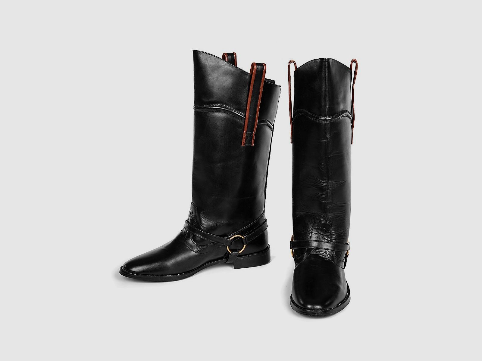 Schwarze mittelalterliche Stiefel