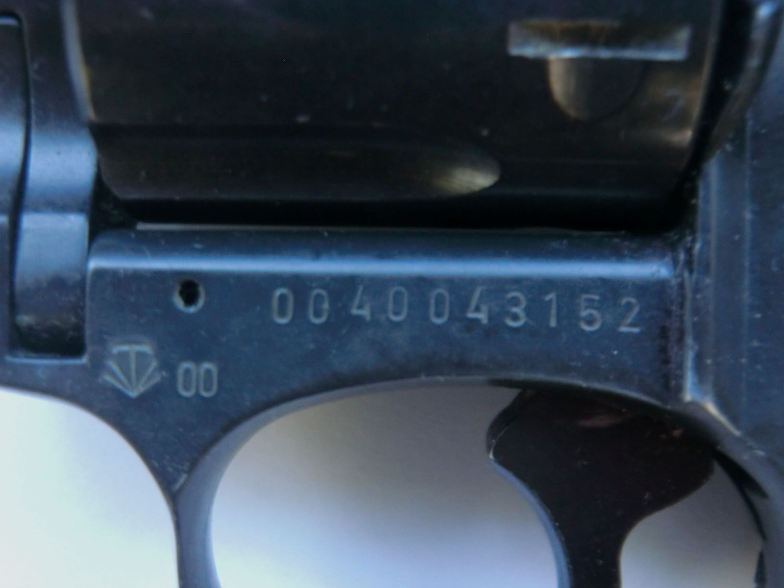 LUGER R94 Revolver 9mm K.  6-Schuss PTB: 698,  Beschuss: 00,  teils zerlegt, aber mit Teilen