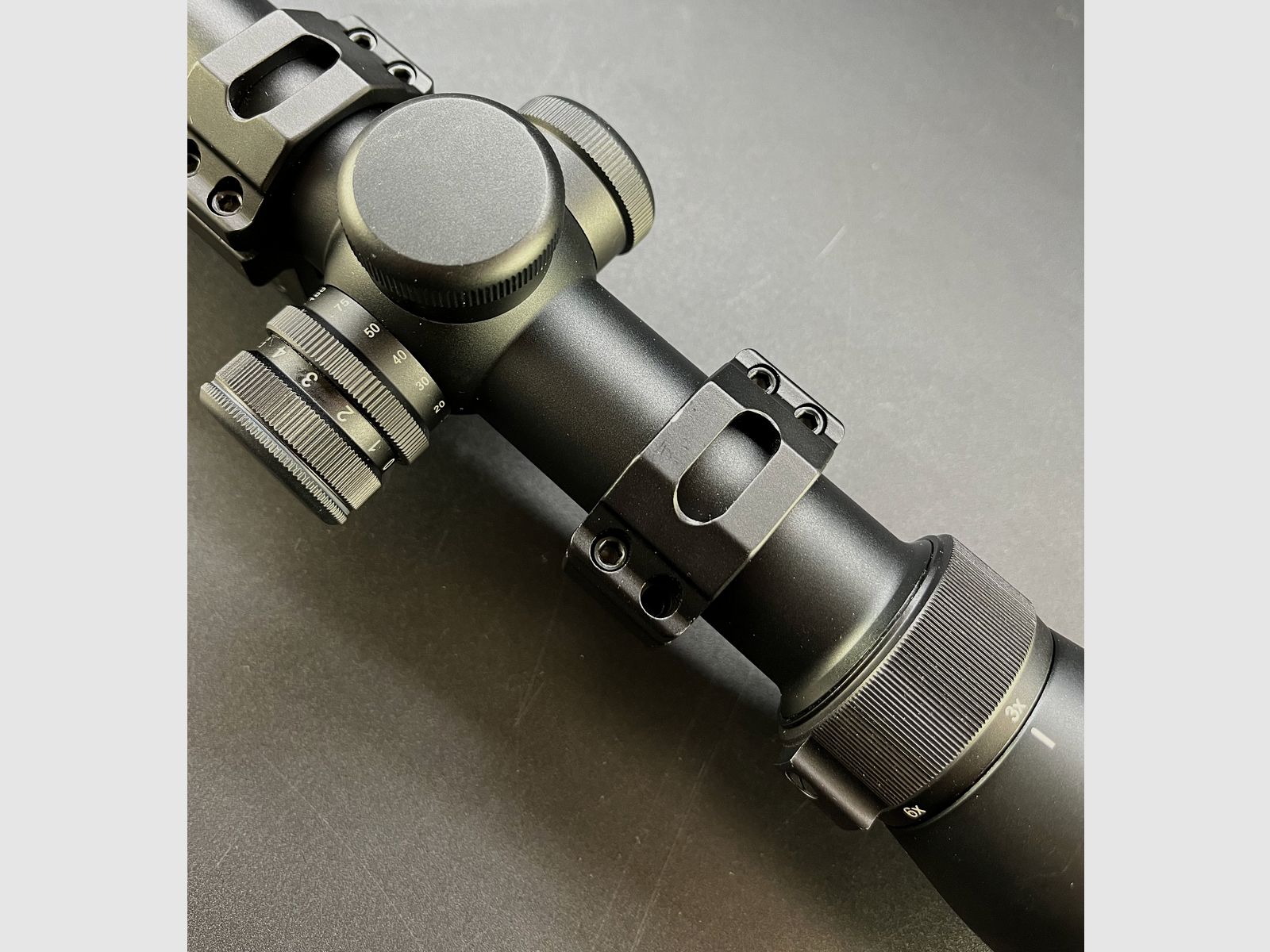 Aussteller FOCUS In Sight 3-18x56 #4 30mm Parallax mit Ringmontage