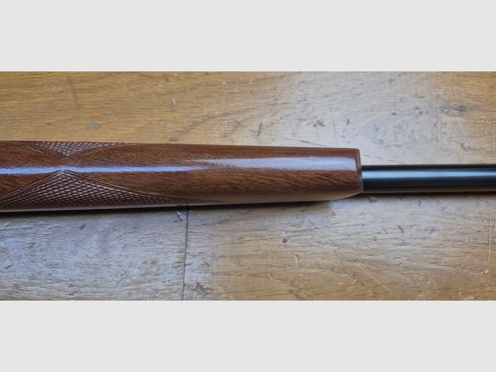 Bardzo ładna karabina ogrodowa Manufrance – Model „Club” – Kal. 9 mm Flobert (nabój lub śrut) – Bardzo piękne grawerunki w spirale nawet na osłonie spustu – Grube czarne oksydowanie 100% oryginalne – Piękne drewno ładnie żłobione – Mechanika i lufa nietknięte – Stan niemal nowy – TBE++/TBE+++, zdjęcie 15 z 35