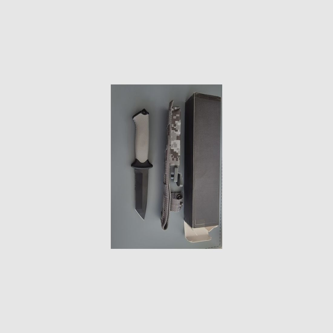 Cuchillo táctico Tanto como nuevo con funda de camuflaje